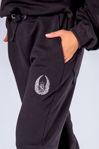 spodnie dresowe ze ściągaczem w pasie i naszywką przy kieszeni