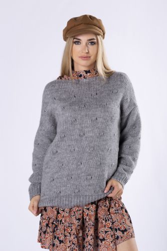sweter z ozdobnymi przeszyciami z przodu