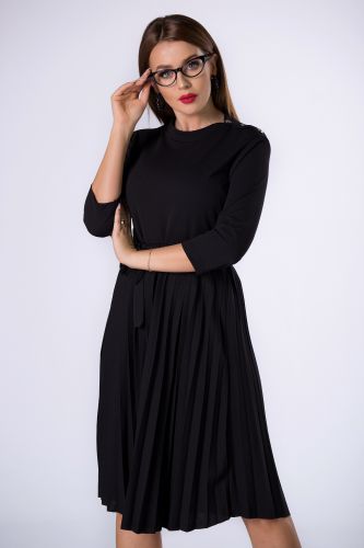 elegancka sukienka midi z plisowanym dołem i wiązaniem w pasie