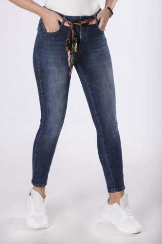 jeansy z materiałowym paskiem